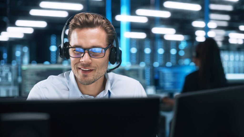 Ein Mitarbeiter mit Headset in einem modernen Umfeld