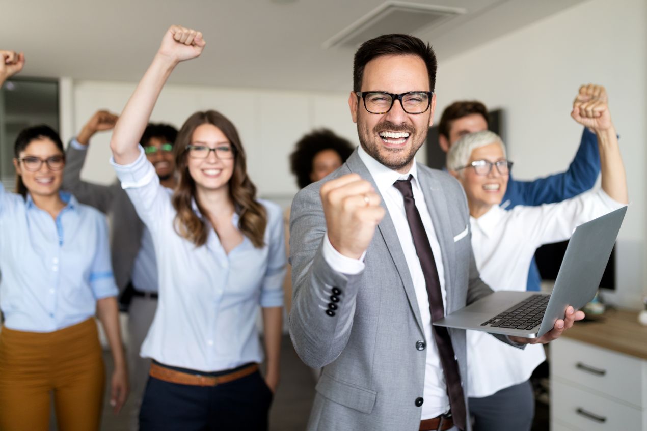 Ein motiviertes Team in einem sauberen Büro – zufriedene Mitarbeiter dank professioneller Gebäudereinigung Berlin.