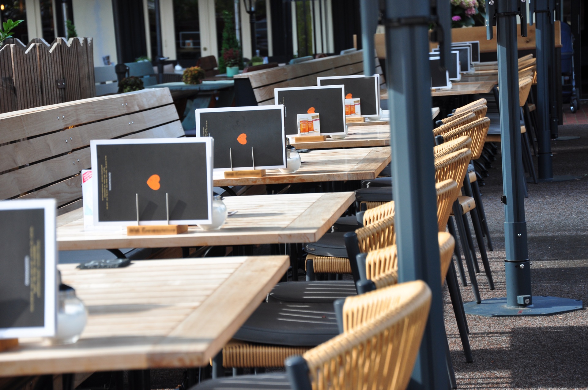 Geflochtene Biergartenstuehle Gastronomie an Holztischen