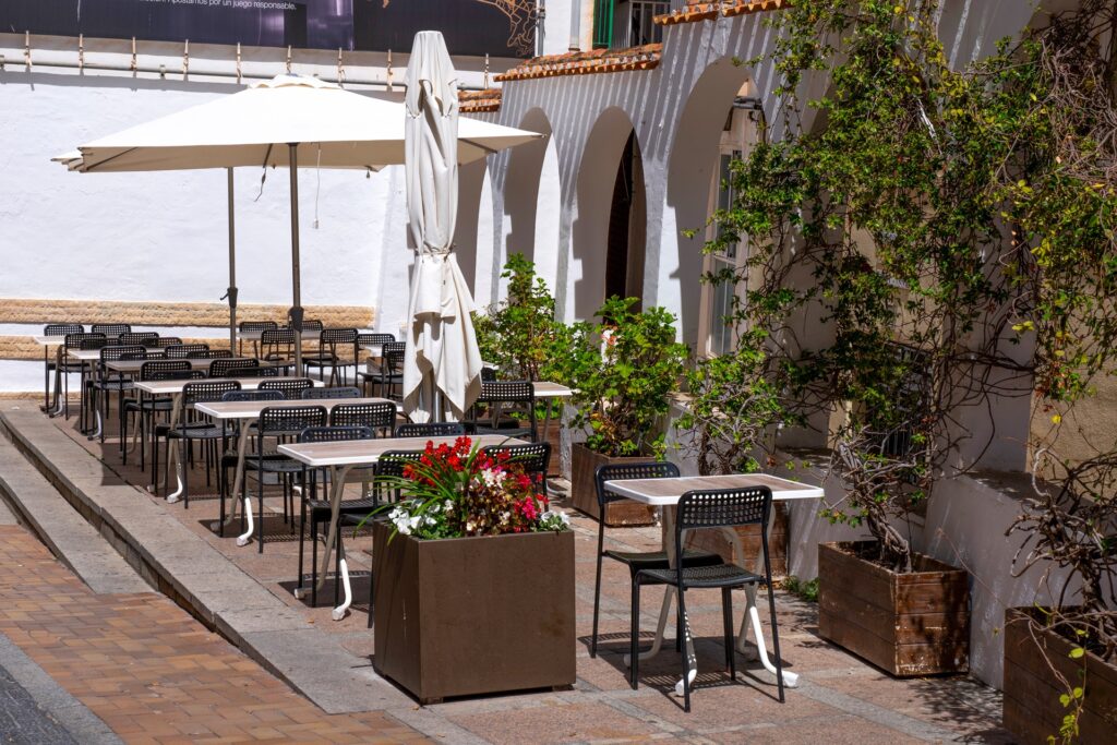 Biergartenstuehle Gastronomie in hellem Innenhof