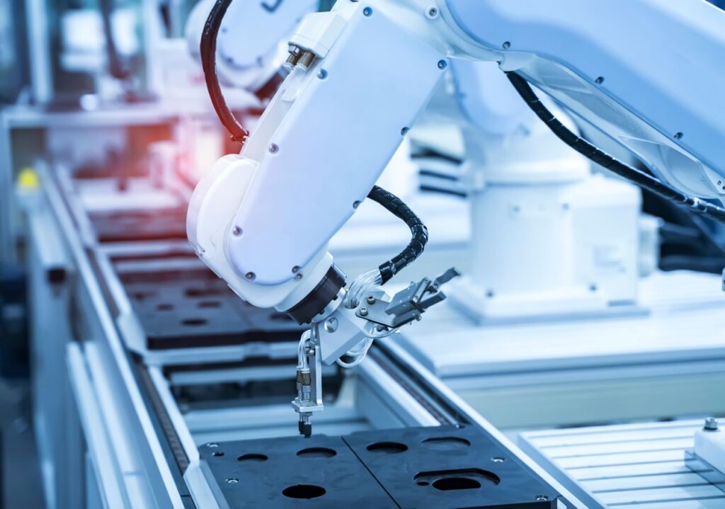 Industrieroboter automatisiert Fertigungsschritte in moderner Produktionslinie zur Effizienzsteigerung durch Produktionsautomatisierung