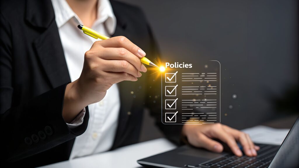 Compliance E-Learning: Digitale Checkliste mit Unternehmensrichtlinien am Laptop wird geprüft