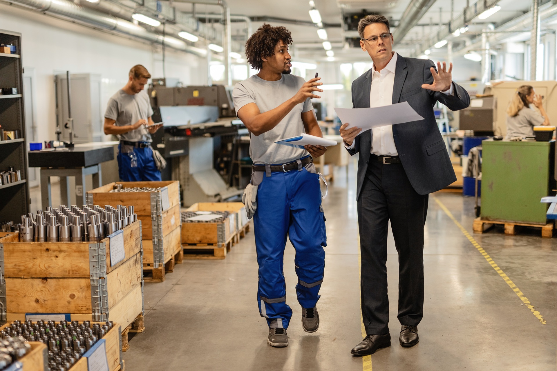 Produktionsleitung im Gespraech mit Werker | APS System


