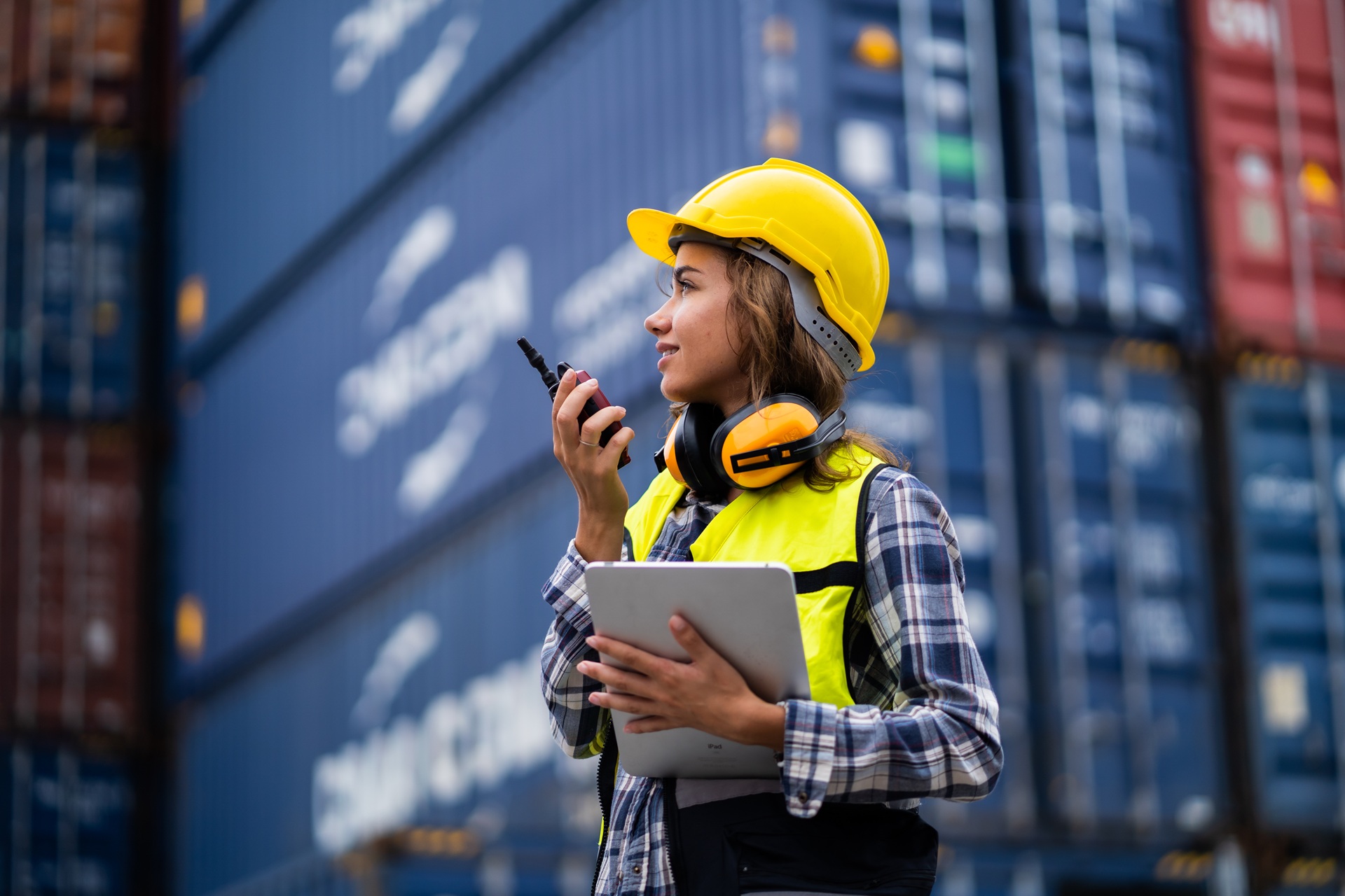 Hafenmitarbeiterin mit Tablet in Containerzone | Digitalisierung Terminal

