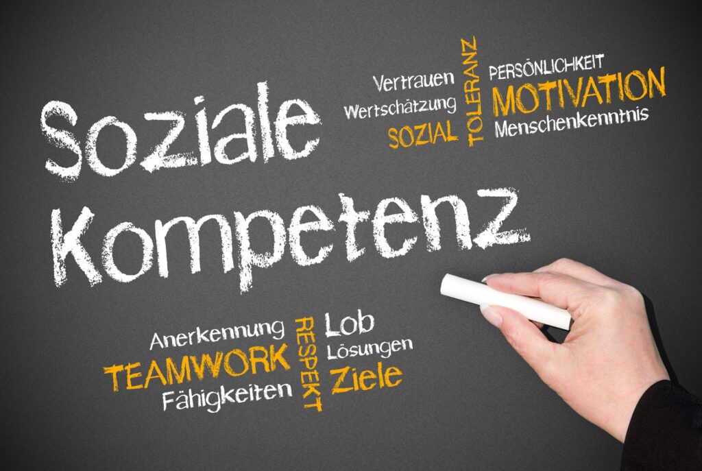 Schlüsselbegriffe zu sozialer Kompetenz auf Kreidetafel | Pflege Jobs Frankfurt