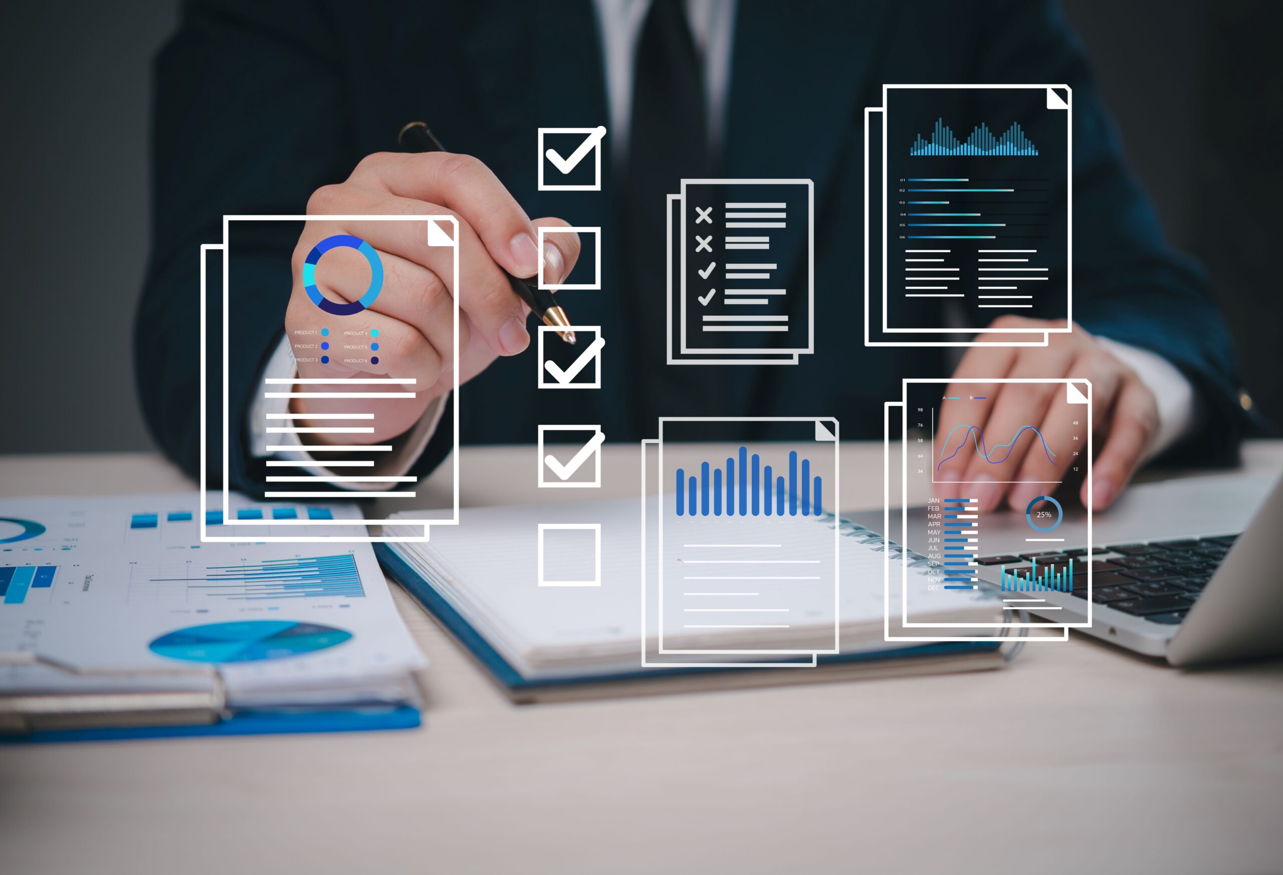 Geschäftsperson erstellt digitale Checkliste mit Datenanalyse zur Investitionsplanung im Sondermaschinenbau
