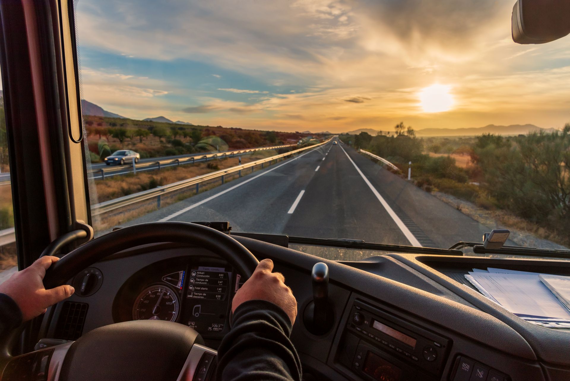 Fahrerblick aus Lkw Kabine bei Sonnenuntergang als Symbol fuer Digitalisierung im Transport