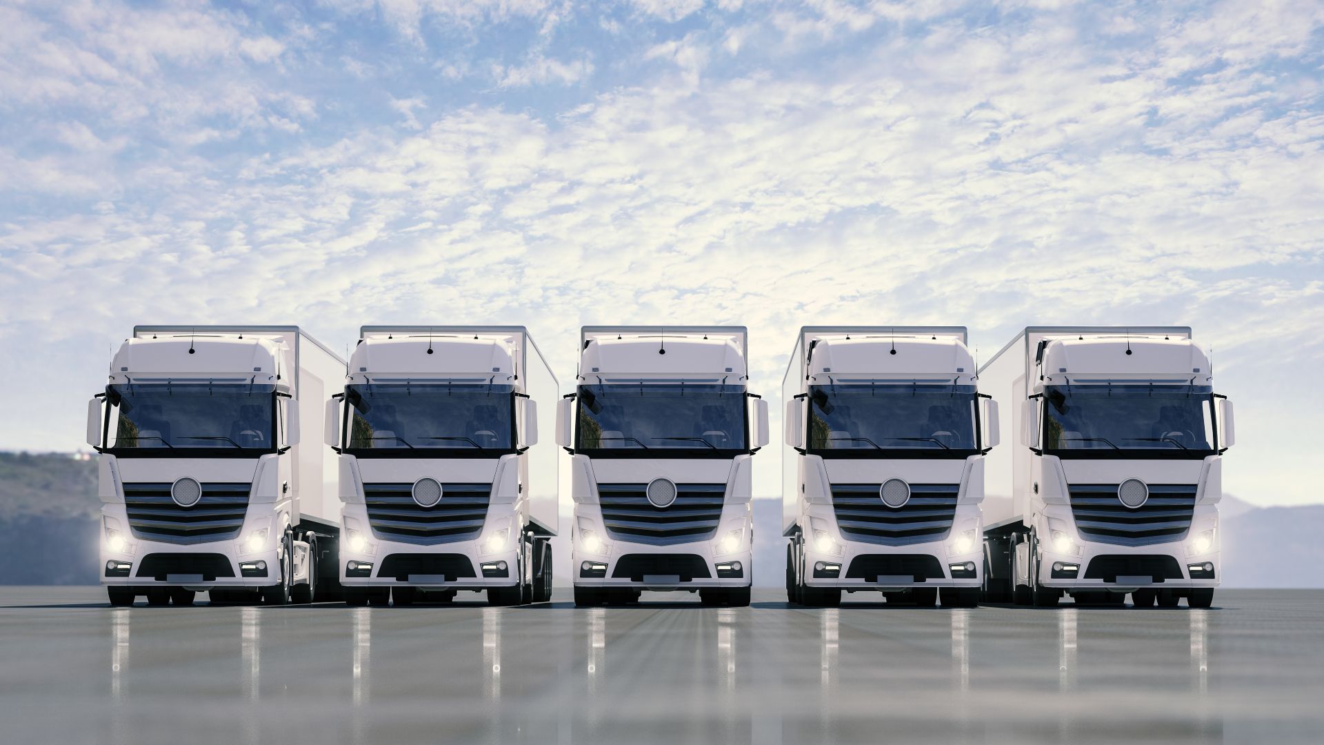 Mehrere moderne Lkw in Reihe auf Betriebshof als Symbol fuer strategisches Flottenmanagement