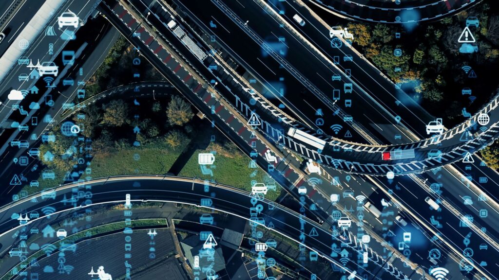 Vernetzte Autobahn aus der Vogelperspektive mit digitalen Symbolen fuer Lkw Telematik und strategisches Fuhrparkmanagement