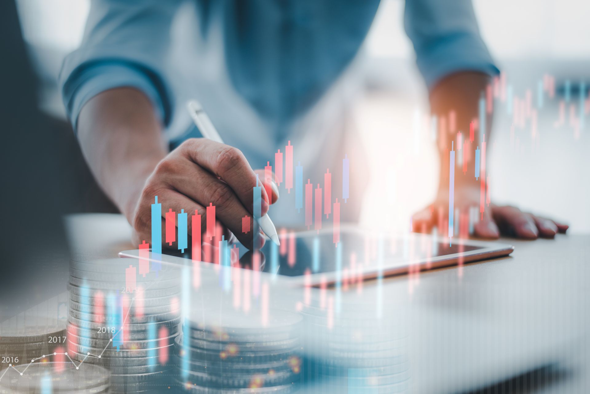 Person analysiert Heizölpreise auf einem digitalen Gerät – Darstellung von Preisentwicklung und Marktbeobachtung