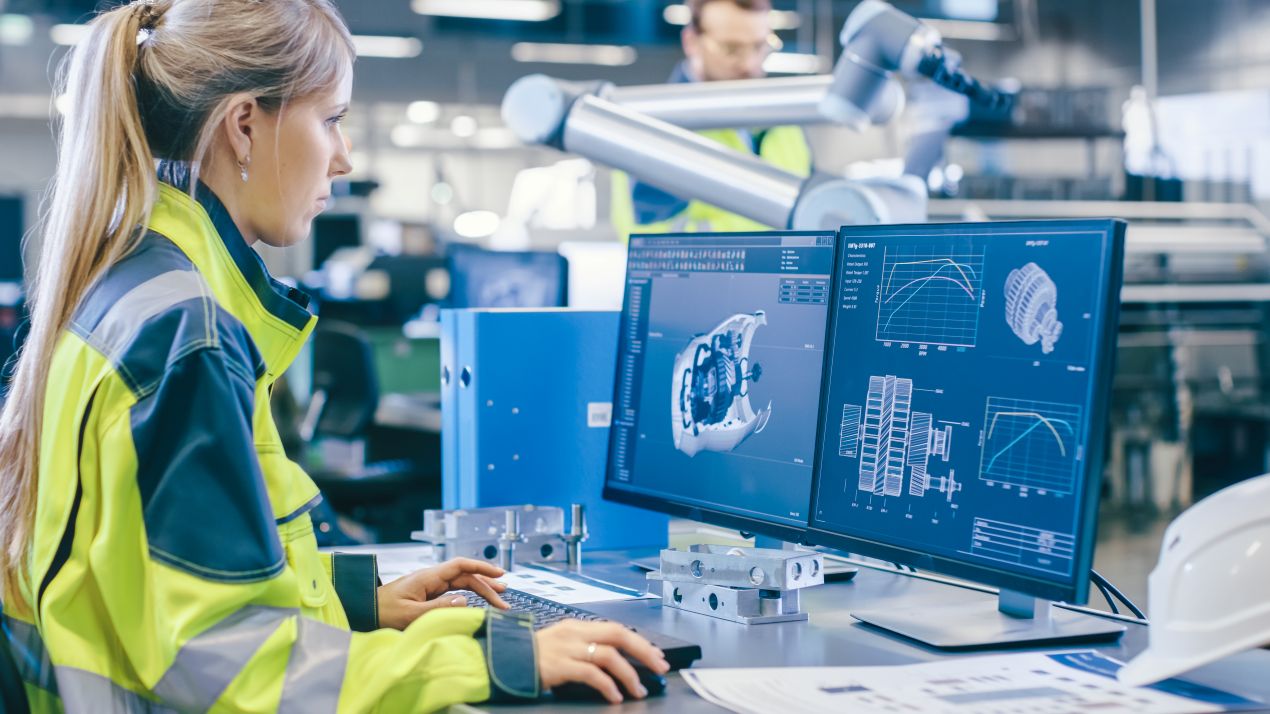 Ingenieurin nutzt digitale Messtechnik zur Prozessoptimierung mit industriewaage in Hightech-Fertigung
