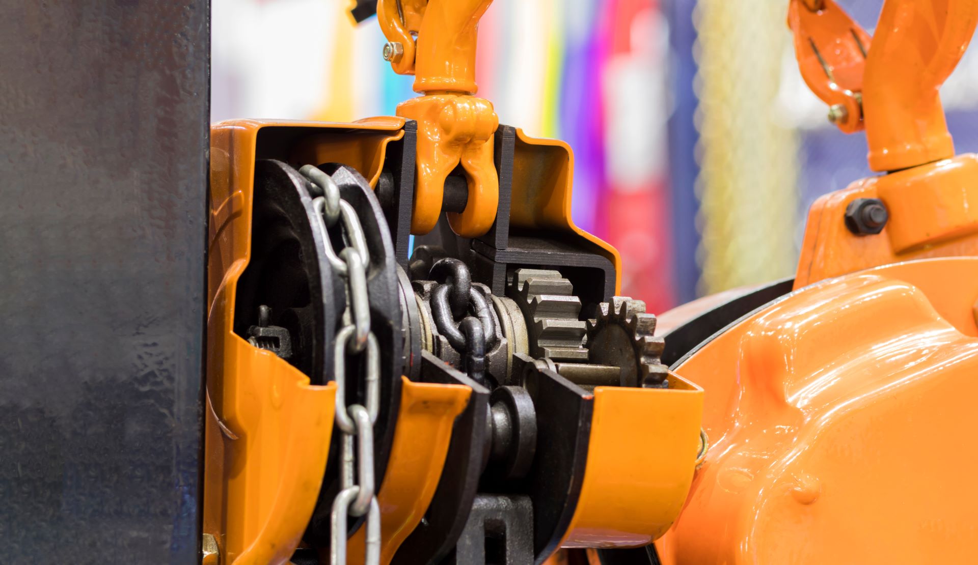 Detailaufnahme eines geöffneten Gehäuses eines elektrischen KettenzugsTitel (title): Mechanisches Innenleben eines elektrischen Kettenzugs