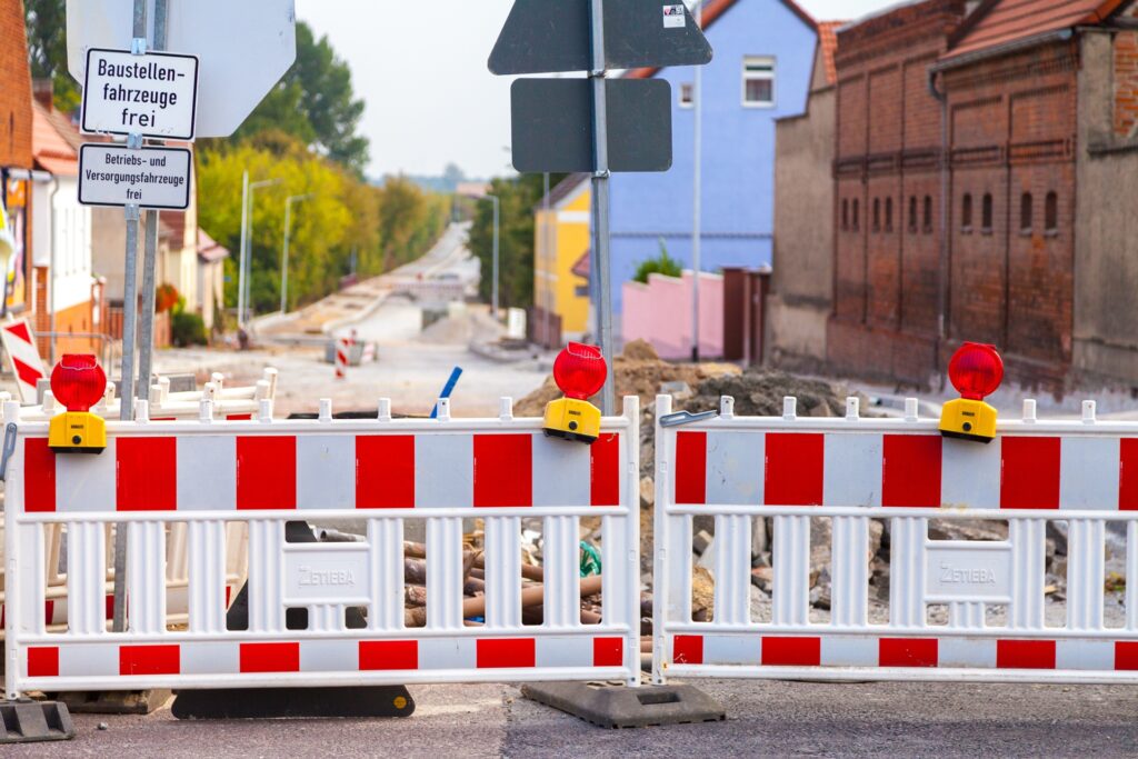Rot-weisse Absperrbaken bei Strassenbau | Geländerbefestigung