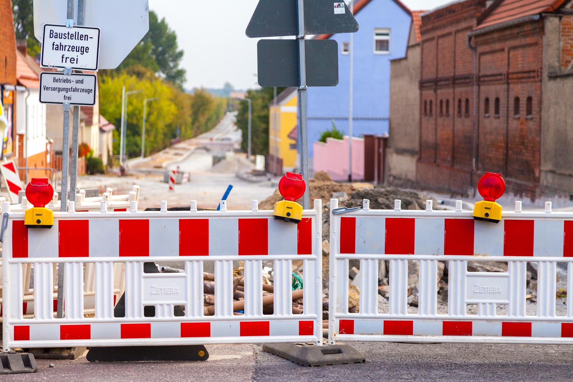 Rot-weisse Absperrbaken bei Strassenbau | Geländerbefestigung