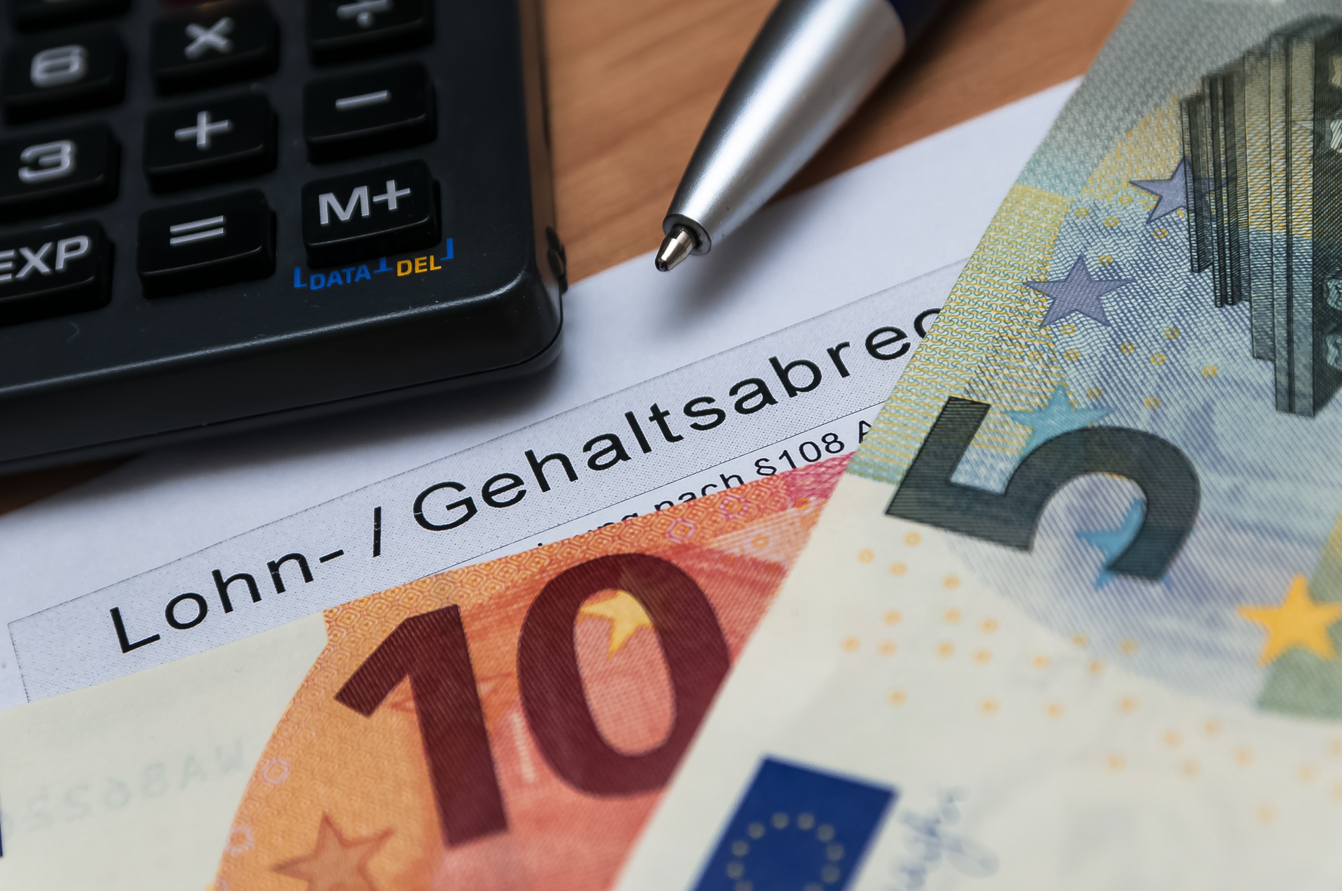 Lohnabrechnung mit Euros und Rechner | Lohnabrechnung online