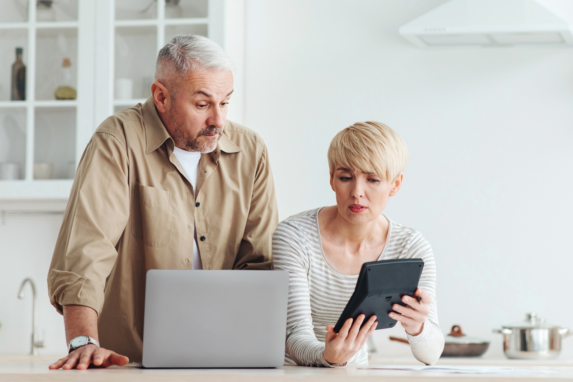 Paar rechnet gemeinsam am Laptop | Lohnabrechnung online